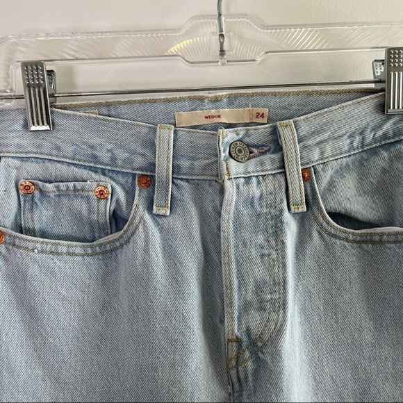 LEVIS Light Wash Wedgie Straight Fit Denim Jeans Distressed Hem Size 24 - Picture 5 of 7